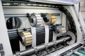 Pneumatically controlled foil roll carrier / patented suction-plate